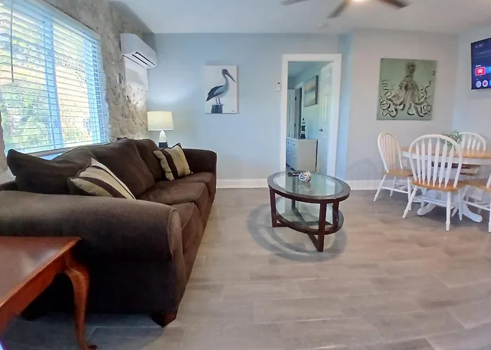 Dolphin Updated Cottage On River - 1 Mile To Beach Kitchen Washer Dryer