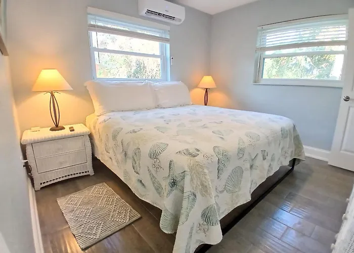 Dolphin Updated Cottage On River - 1 Mile To Beach Kitchen Washer Dryer
