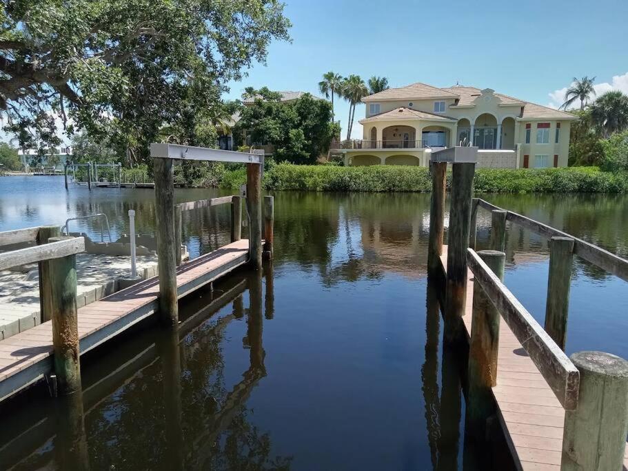 Dolphin Updated On River - 1 Mile To Kitchen Washer Dryer Holiday home