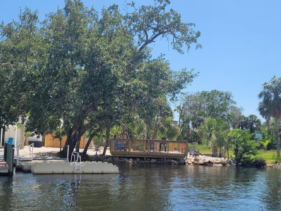 Dolphin Updated On River - 1 Mile To Kitchen Washer Dryer Hébergement de vacances