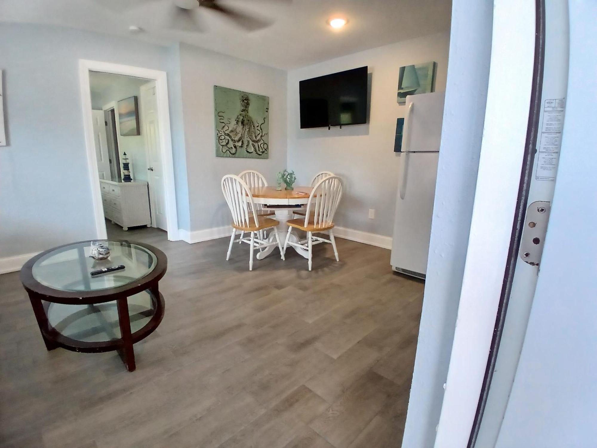 Holiday home Dolphin Updated On River - 1 Mile To Kitchen Washer Dryer