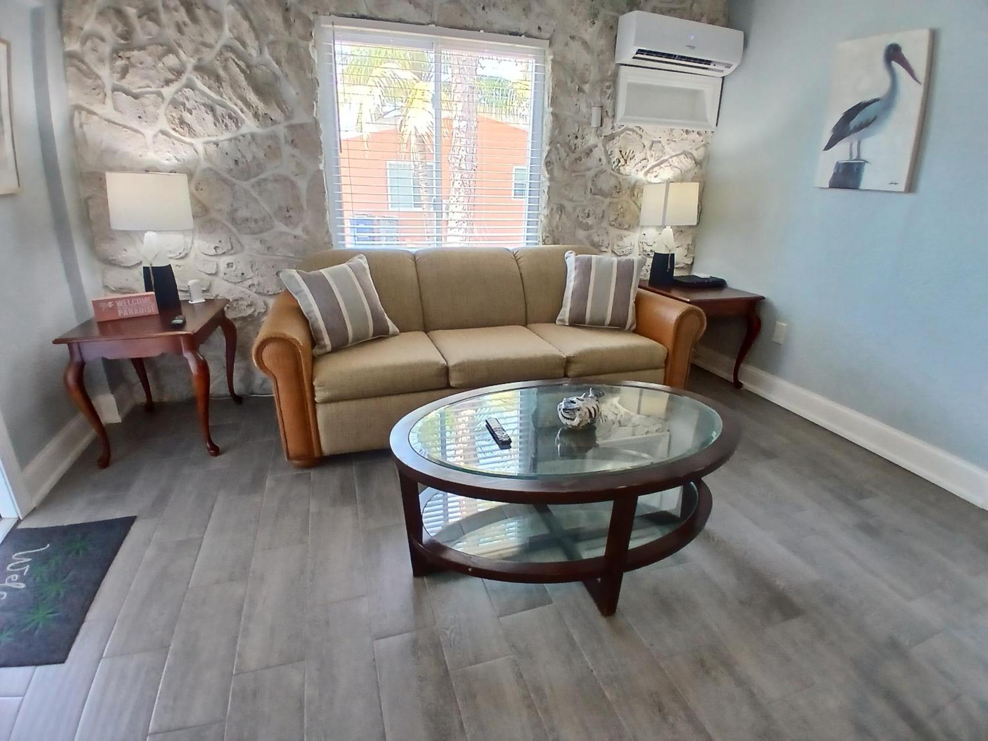 Dolphin Updated On River - 1 Mile To Kitchen Washer Dryer Holiday home *