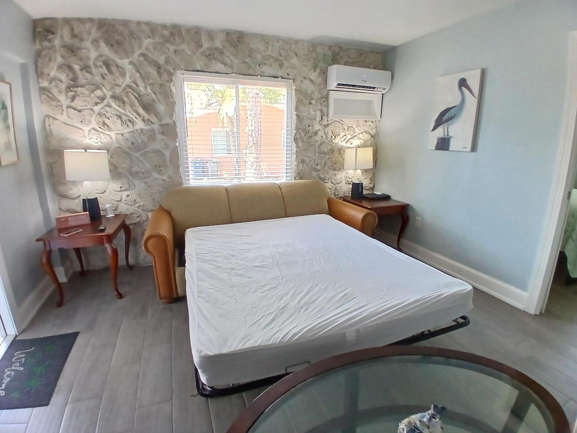 Holiday home Dolphin Updated On River - 1 Mile To Kitchen Washer Dryer Bonita Springs